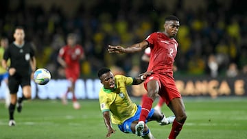 Brazil's forward Vinicius Jr (L) and Ecuador's defender Felix Torres fight for the ball during the 2026 FIFA World Cup South American qualifiers football match between Brazil and Ecuador, at the Major Antonio Couto Pereira stadium in Curitiba, Brazil, on September 6, 2024. (Photo by Mauro PIMENTEL / AFP)