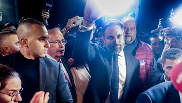 El líder de Vox, Santiago Abascal, saluda a los manifestantes a su salida del Congreso de los Diputados durante una manifestación contra la investidura de Pedro Sánchez el día en que se celebra en el Congreso de los Diputados el pleno en el que se le nombrará de nuevo presidente, a 15 de noviembre de 2023, en Madrid (España). El Congreso de los Diputados queda blindado hoy con 1.600 agentes de la Policía Nacional, con motivo de la sesión de investidura de Pedro Sánchez como presidente del Gobierno, que se celebra en un momento de tensión por las concentraciones en la sede del PSOE en Ferraz y otros puntos en protesta por la ley de amnistía que beneficia a los implicados en el 'procés'. El pasado sábado, 11 de noviembre, acamparon alrededor de unas 500 personas frente al Congreso, según la Delegación del Gobierno en Madrid, contra el acto de investidura de Pedro Sánchez.
15 NOVIEMBRE 2023;MANIFESTACION;CONCENTRACIÓN;PROTESTA;SENTADA;ACAMPADA;INVESTIDURA;AMNISTÍA;
Ricardo Rubio / Europa Press
15/11/2023