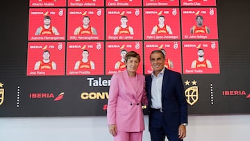 Elisa Aguilar, presidenta de la FEB, y Sergio Scariolo, seleccionador español de baloncesto, este miércoles durante el anuncio de la lista de quince jugadores que comenzarán a preparar el Eurobasket del 2025.