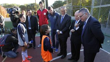 Francisco Roca, presidente de la ACB, en el colegio Sagrado Corazón Chamartín junto a Blagota Sekulic y Darío Brizuela.