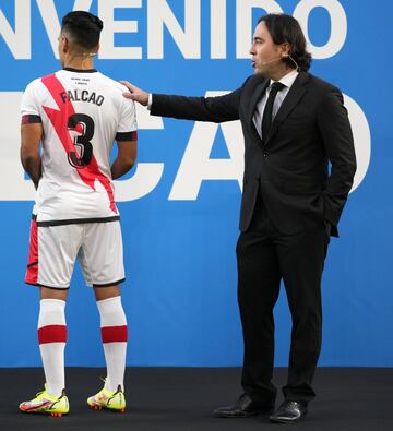 Falcao ha sido presentado con el Rayo Vallecano ante la presencia de numerosos seguidores.