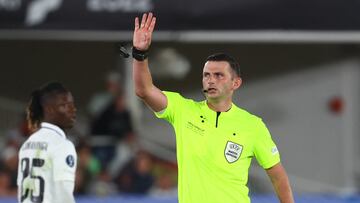 El árbitro inglés, Michael Oliver, en la Supercopa de Europa 2022.