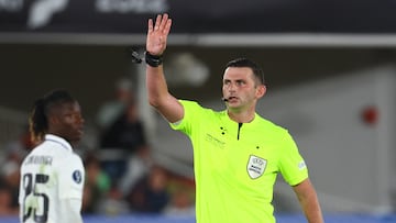 Soccer Football - European Super Cup - Real Madrid v Eintracht Frankfurt - Helsinki Olympic Stadium, Helsinki, Finland - August 10, 2022 Referee Michael Oliver REUTERS/Kai Pfaffenbach