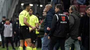 23/03/25 PARTIDO SEGUNDA DIVISION
SPORTING DE GIJON - ALBACETE
EL ARBITRO LE DICE AL JEFE DE LA POLICIA QUE SUSPENDE TEMPORALMENTE EL PARTIDO POR LANZAMIENTO DE BOTELLAS EL PASADO PARTIDO