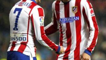 COMPLICIDAD. Esa mirada en el Madrid-Atleti de Copa resume la complicidad entre Griezmann y Torres.