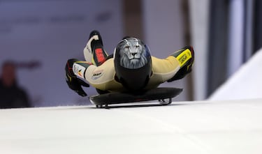 La alta velocidad sobre el hielo llegó a la pista de Sigulda, en Letonia, con la Copa del Mundo de bobsleigh y skeleton, donde se dieron cita los mejores atletas de la especialidad de 15 al 20 de diciembre. La imagen recoge un momento de la actuación de la belga Kim Meylemans en la jornada del día 19, con un majestuoso león dibujado en su casco.