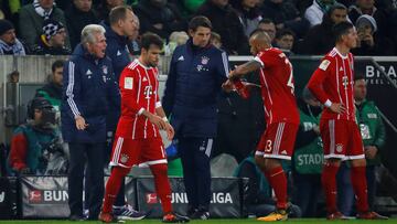 Soccer Football - Bundesliga - Borussia Moenchengladbach vs Bayern Munich - Borussia-Park, Moenchengladbach, Germany - November 25, 2017 Bayern Munich coach Jupp Heynckes reacts during a break in play as Arturo Vidal drinks water and James Rodriguez looks on REUTERS/Kai Pfaffenbach DFL RULES TO LIMIT THE ONLINE USAGE DURING MATCH TIME TO 15 PICTURES PER GAME. IMAGE SEQUENCES TO SIMULATE VIDEO IS NOT ALLOWED AT ANY TIME. FOR FURTHER QUERIES PLEASE CONTACT DFL DIRECTLY AT + 49 69 650050