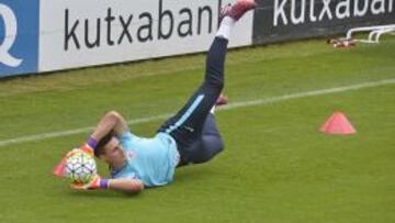 EL&Aacute;STICO Y CON FUNDAMENTOS. Kepa Arrizabalaga se estira en uno de los entrenamientos de la semana con el preparador, Aitor Iru.