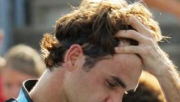 <b>VENCIDO. </b>Roger Federer se marcha desolado tras su derrota.