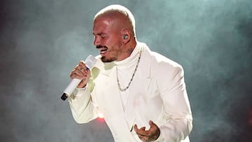 En esta imagen publicada el 19 de noviembre de 2020, J Balvin se presenta en los Premios GRAMMY Latinos 2020 en Miami, Florida.