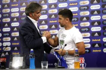 El Fantasista posó con la camiseta de Universidad de Chile en su presentación como nuevo jugador azul.