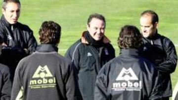 Juan Ignacio Martínez en el entranamiento con sus jugadores