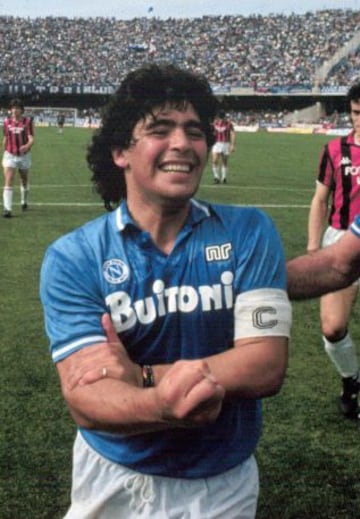 Tras su paso por España, el 'Pelusa' migraría a Italia, específicamente al Napolí. En el conjunto napolitano, se tildaría de ídolo del club. Entre 1984 y 1991, jugó 259 partidos, y marcó 115 goles.