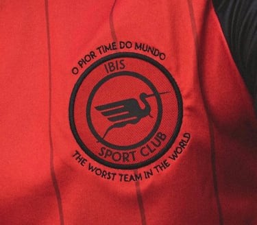 Lo que hace especial a este equipo es la forma en la que asumió con deportividad, e incluso con autoría, el bochornoso título del “peor equipo del mundo”, frase que es marca registrada del club y que portan con orgullo en el pecho junto a su escudo: ‘Peor time do mundo’ 