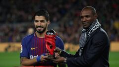 FILE PHOTO: Soccer Football - La Liga Santander - FC Barcelona vs Deportivo Alaves - Camp Nou, Barcelona, Spain - January 28, 2018   Barcelona&rsquo;s Luis Suarez is presented with the player of the month award for December by Eric Abidal before the match