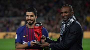 FILE PHOTO: Soccer Football - La Liga Santander - FC Barcelona vs Deportivo Alaves - Camp Nou, Barcelona, Spain - January 28, 2018   Barcelona&rsquo;s Luis Suarez is presented with the player of the month award for December by Eric Abidal before the match