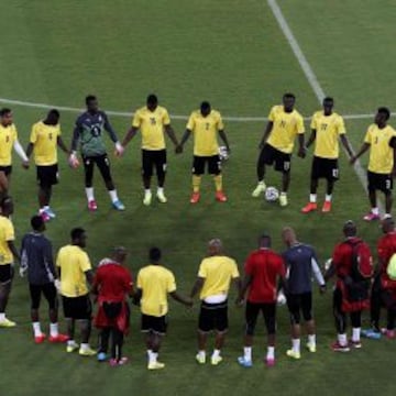 LA PLANTILLA REZÓ TRAS LA SESIÓN. La plantilla de Ghana se juntó tras el entrenamiento para rezar. Estuvieron todos los jugadores y el cuerpo técnico pidiendo una victoria ante Alemania.