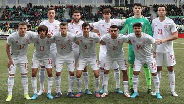 Franc&eacute;s, con el dorsal 5, posa junto a sus compa&ntilde;eros de la Sub-21 antes de enfrentarse a Eslovaquia.