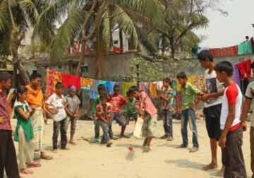 Los niños juegan al criquet en los suburbios de Dhaka durante la ICC World Twenty20 Bangladesh 2014