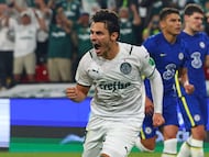 Palmeiras' midfielder Raphael Veiga celebrates after scoring a penalty during the 2021 FIFA Club World Cup final football match between Brazil's Palmeiras and England's Chelsea at Mohammed Bin Zayed stadium in Abu Dhabi, on February 12, 2022. (Photo by Giuseppe CACACE / AFP)