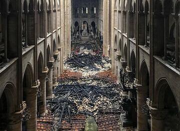 Interior de la Catedral de Notre Dame de París tras el incendio que empezó en la tarde del lunes 15 de abril de 2019.
