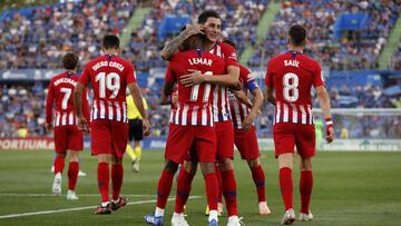 Giménez abraza a Lemar tras el 0-2 del Atlético en Getafe.