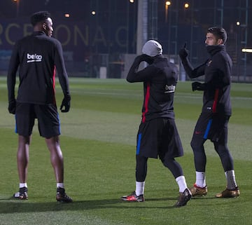 Yerry Mina fue acogido por todos sus compañeros en el entrenamiento