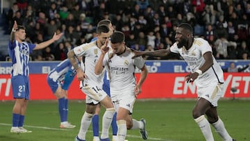 Lucas Vázquez’s injury-time winner moves Madrid above Girona to the top of LaLiga despite Nacho’s second-half red card.