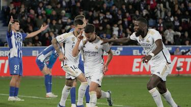VITORIA, 21/12/2023.- El lateral del Real Madrid Lucas Vázquez (2-d) celebra tras marcar ante el Alavés, durante el encuentro de la jornada 18 de LaLiga entre el Deportivo Alavés y el Real Madrid, este jueves en el Estadio de Mendizorroza, en Vitoria. EFE/Adrián Ruiz Hierro