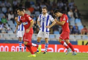 Gesto serio de Illarramendi ante la alegría de los jugadores del Espanyol tras el gol de penalti de Gerard Moreno.