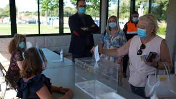 Pereiro de Aguiar (Ourense), 07/07/2020.- El coordinador de prevención de las elecciones de la Xunta, Emilio de la Iglesia, observa una votación simulada durante la visita a un colegio electoral del ayuntamiento orensano de Pereiro de Aguiar. De la Iglesia ha garantizado este martes el cumplimiento de todas las medidas de prevención a fin de que todas las personas que vayan a votar este domingo lo hagan con seguridad en cualquiera de los 2.405 colegios electorales de Galicia en estos comicios atípicos por el coronavirus. EFE/Brais Lorenzo