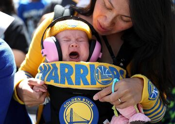 Los Warriors celebran su anillo por las calles de Oakland