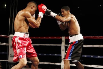 Mariano "Tiburón" Hilario y Hadillah Mohoumadi, durante su combate por el título europeo en 2015 en el Pabellón Fernando Martín de Fuenlabrada.