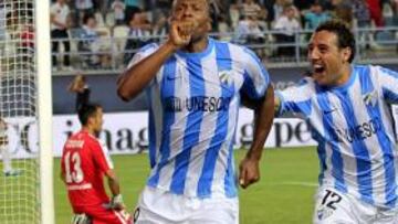 <b>VITAL. </b>Baptista y Cazorla celebran el gol de chilena del brasileño al Getafe.