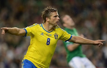 El centrocampista de Gotemburgo es el jugador que m芍s partidos ha disputado (147) con la selecci車n de Suecia. Con su pa赤s, el mediocentro particip車 en cuatro Eurocopas y dos Mundiales. Su 迆ltimo partido con la selecci車n fue la derrota ante Portugal en la vuelta de la repesca para acceder al Mundial de Brasil 2014. Es una de las leyendas vivas del pa赤s y jug車 18 temporadas (en dos etapas) en el club de sus amores, el IF Elfsborg. Entre medias, Svensson se march車 a la Premier League y form車 parte, durante cuatro temporadas, del Southampton. Ahora es scouting del Elfsborg.
