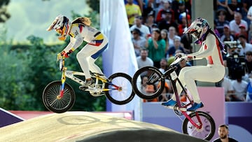 Saint-quentin-en-yvelines (France), 02/08/2024.- Mariana Pajon Londono of Colombia and Axelle Etienne of France (R) in action during a semi final run of the Women's Cycling BMX Racing competitions in the Paris 2024 Olympic Games, at the BMX Stadium in Saint-Quentin-en-Yvelines, France, 02 August 2024. (Ciclismo, Francia, Londres) EFE/EPA/TOLGA AKMEN