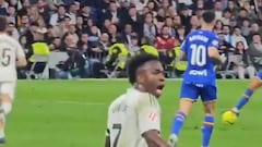 Vinicius explota contra la platea, después de perder una pelota