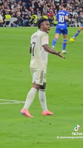 Vinicius explota contra la platea, después de perder una pelota