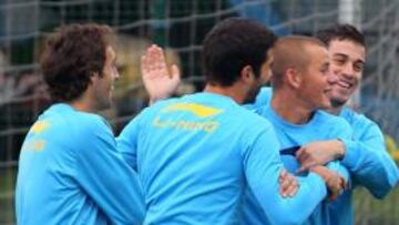 <b>OBJETO DE BROMAS. </b>Weiss, junto a Amat, Baena y Álvaro, en el entrenamiento de ayer en St. Adrià.