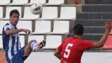 <b>LA ZURDA VUELVE A SER BLANQUIAZUL. </b>Joan Capdevila jugó ayer sus primeros minutos con el Espanyol desde 1999. A la derecha, la dura entrada de Wakaso sobre Bueno.