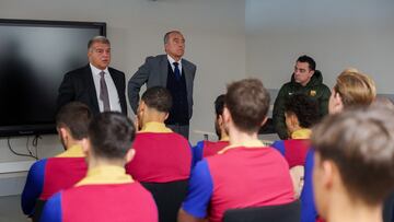 Joan Laporta, con Rafa Yuste en el vestuario del Bar?a, con Xavi al fondo.