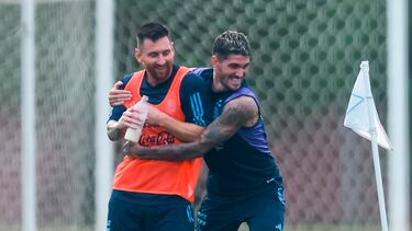 AME5952. BUENOS AIRES (ARGENTINA), 10/10/2023.- Lionel Messi (i) y Rodrigo de Paul entrenan con sus compañeros de la selección de fútbol Argentina hoy en Buenos Aires (Argentina). Argentina y Brasil, líderes con seis puntos de las eliminatorias sudamericanas del Mundial de 2026, afrontarán la tercera fecha, que se disputa este 12 de octubre, con el idéntico objetivo de ganar para alargar su buen comienzo. EFE/Juan Ignacio Roncoroni