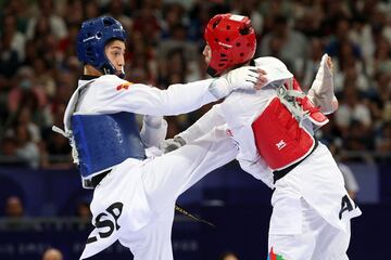 No pudo la revisión del árbitro venir peor. El combate se paró al final del segundo asalto con posiblidades de que el marcador fuera al empate, pero esta favoreció a Magomedov que consigue ganar el combate por 5-11 y 11-13 tras la revisión. 