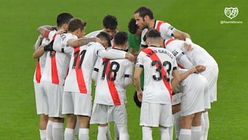 Los jugadores del Rayo hacen pi&ntilde;a antes de un partido.