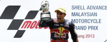 Luis Salom sostiene el trofeo durante la celebración en el podio de su victoria en la carrera de Moto3 en el Gran Premio de Malasia en el circuito de Sepang