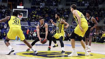 Wade Baldwin rodeado ante la defensa del Fenerbahçe.