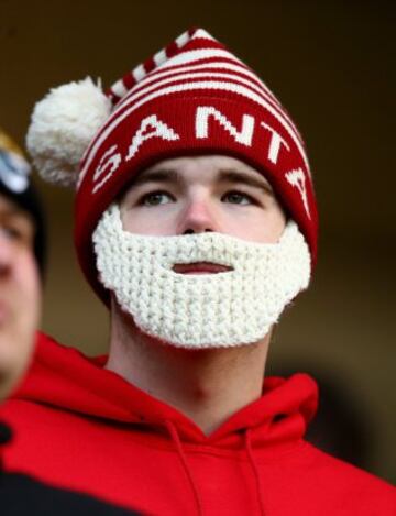 Un espectador con un atuendo muy navide?o en el Burnley-Middlesbrough