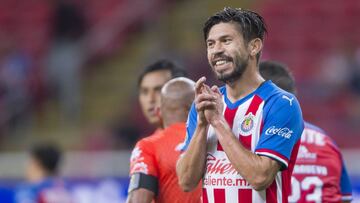 Desde la banca, Oribe Peralta ha observado la victoria de Chivas por 1-0 sobre Atlas en el Cl&aacute;sico Tapat&iacute;o.