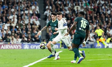 2-0. Gran asistencia de Vinicus al desmarque de Federico Valverde. El uruguayo controla y con la izquierda define cruzado, raso, al palo largo de Gianluigi Donnarumma.