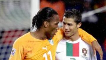 <b>DUELO DE TITANES. </b>Las estrellas de ambas selecciones, Drogba y Cristiano, abandonaron juntos el césped.